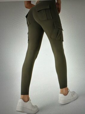 New with Tag! $55 Halara High-Rise  Cargo Pocket Leggings for Women sz M